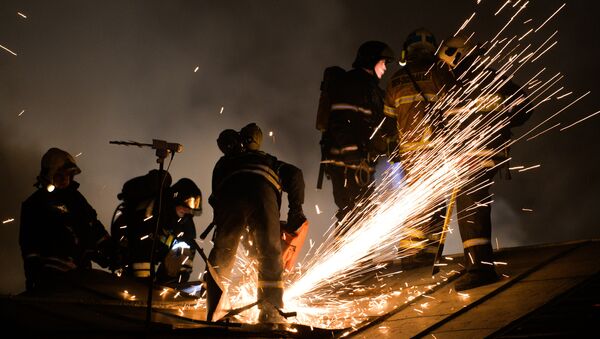 Equipos de rescate trabajan en el lugar del incendio en Moscú - Sputnik Mundo