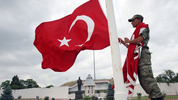 Soldado turco sube la bandera de Turquía - Sputnik Mundo