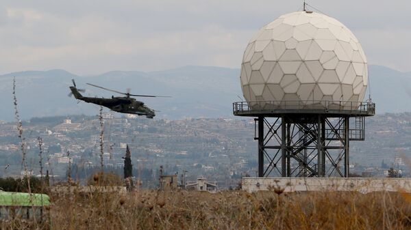 A helicopter flies near a radar at the Russian military base - Sputnik Mundo