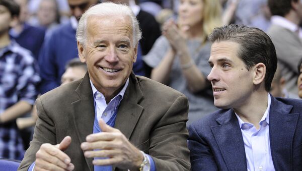 Joe Biden con su hijo Hunter - Sputnik Mundo