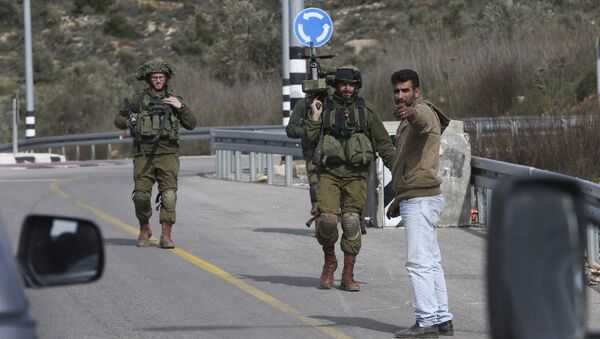 Soldados israelíes en un punto de control cerca de la ciudad de Ramala - Sputnik Mundo