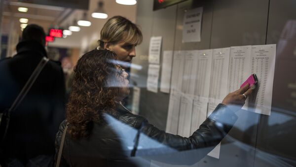 A woman looks at a list inside a state unemployment office, in Pamplona northern Spain on Thursday, Jan. 23, 2014. - Sputnik Mundo