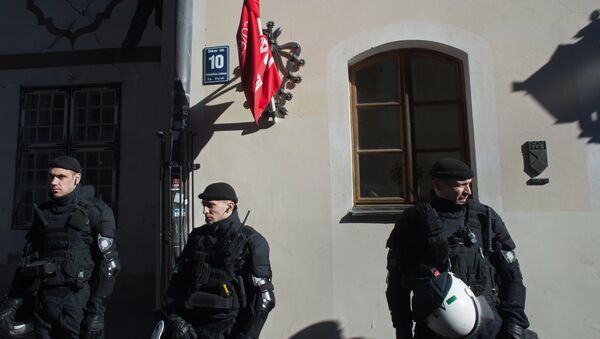 Policías letones en Riga (archivo) - Sputnik Mundo