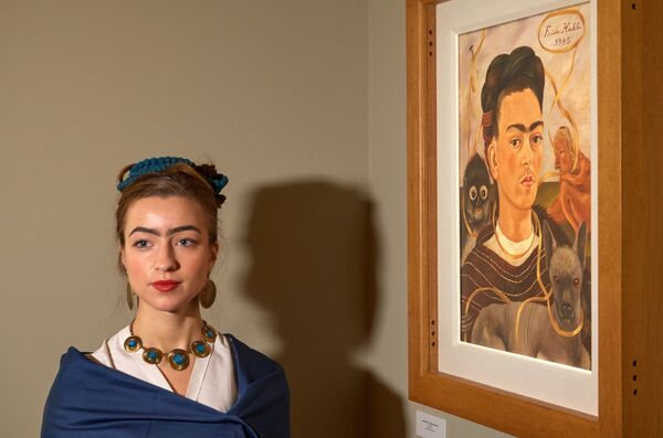 Una visitante de la exposición, vestida de Frida Kahlo. - Sputnik Mundo