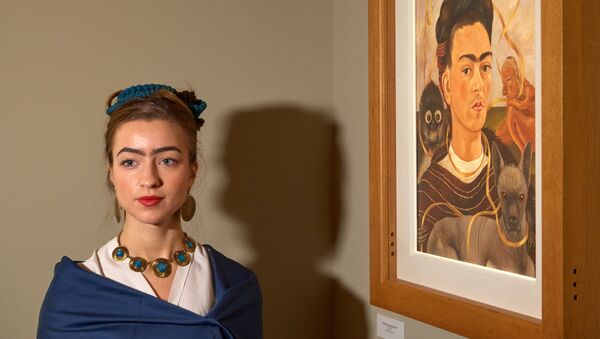 Una visitante de la exposición, vestida de Frida Kahlo - Sputnik Mundo