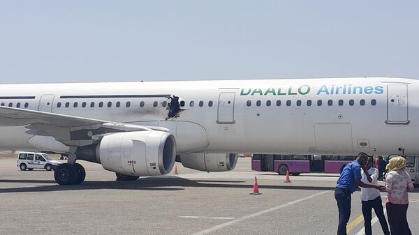 El avión de la compañía Daallo Airlines en el aeropuerto de Mogadiscio en Somalia después de la explosión - Sputnik Mundo