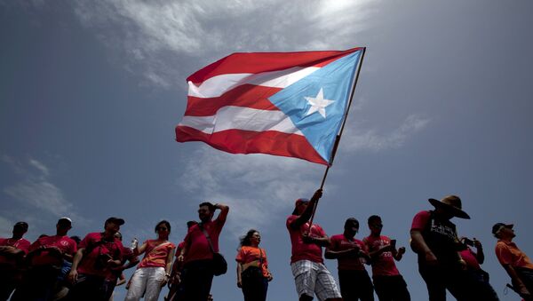 Un hombre agita la bandera de Puerto Rico (archivo) - Sputnik Mundo