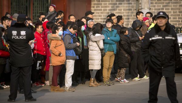 Policías chinos viendo los depositantes de Ezubao reunirse fuera de la Oficina Estatal de Cartas y Llamadas en Beijing - Sputnik Mundo