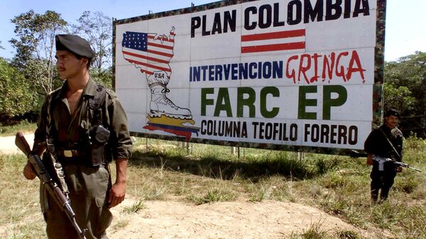 Miliciano de FARC cerca de un billboard con propoganda anti-EEUU - Sputnik Mundo
