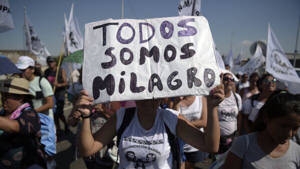 Members of the Tupac Amaru neighborhood association march after blocking the Pueyrredon bridge in Buenos Aires - Sputnik Mundo