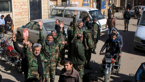 Los soldados del Ejército sirio celebran la liberación de una ciudad - Sputnik Mundo