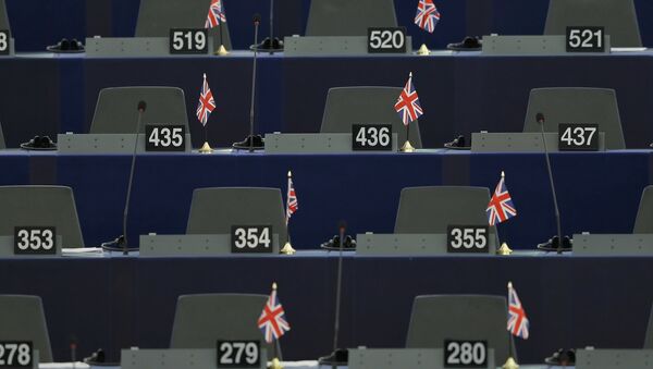 Las banderas del Reino Unido en las mesas de los miembros del Parlamento Europeo - Sputnik Mundo