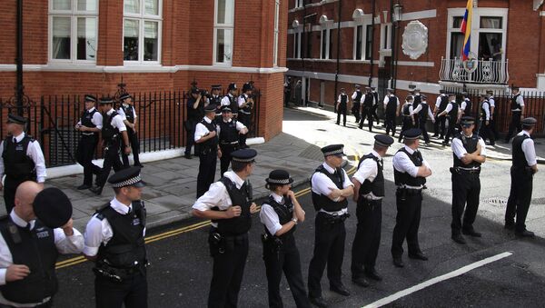 Los policías británicos cerca de la Embajada de Ecuador en Londres (archivo) - Sputnik Mundo