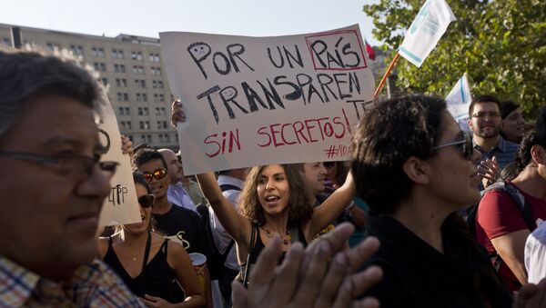 Manifestación de protesta frente al Palacio de La Moneda en Santiago de Chile - Sputnik Mundo