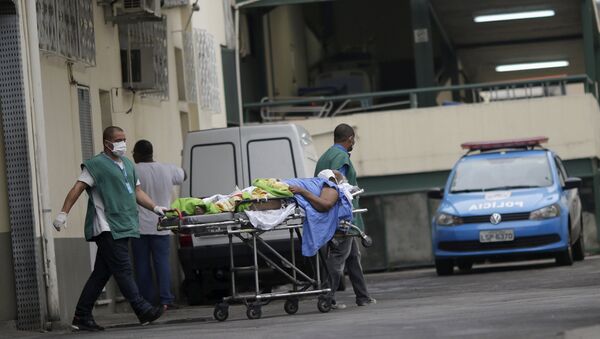 Los médicos transportan a un enfermo en Río de Janeiro, Brasil - Sputnik Mundo