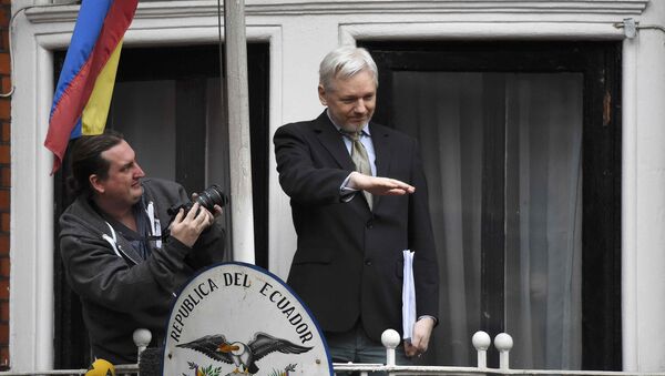 Assange ha salido al balcón de la embajada de Ecuador en Londres - Sputnik Mundo