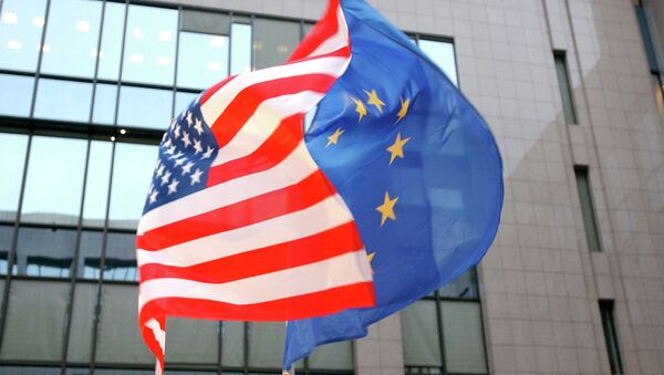 Banderas de EEUU y UE - Sputnik Mundo