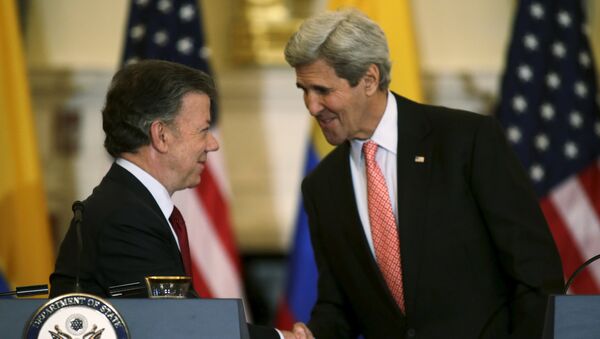 United States Secretary of State John Kerry (R) and Colombian President Juan Manuel Santos shakes hands after their joint news conference at the State Department in Washington February 5, 2016. - Sputnik Mundo