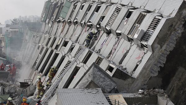 Edificio de 17 plantas Weiguan Jinlong, derribado tras el terremoto - Sputnik Mundo