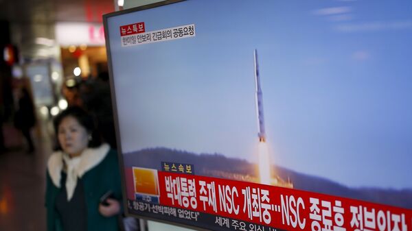 Corea del Norte lanza un misil (archivo) - Sputnik Mundo