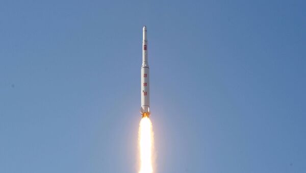 Misil norcoreano durante pruebas - Sputnik Mundo