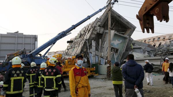 Equipo de rescate en Taiwán sacudido por un fuerte terremoto - Sputnik Mundo