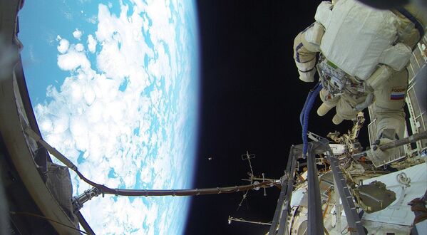 Cosmonautas rusos realizan el primer paseo espacial de 2016 - Sputnik Mundo