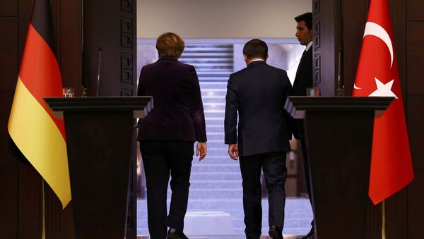 Canciller de Alemania, Angela Merkel, y ministro de Exteriores de Turquía, Ahmet Davutoglu - Sputnik Mundo