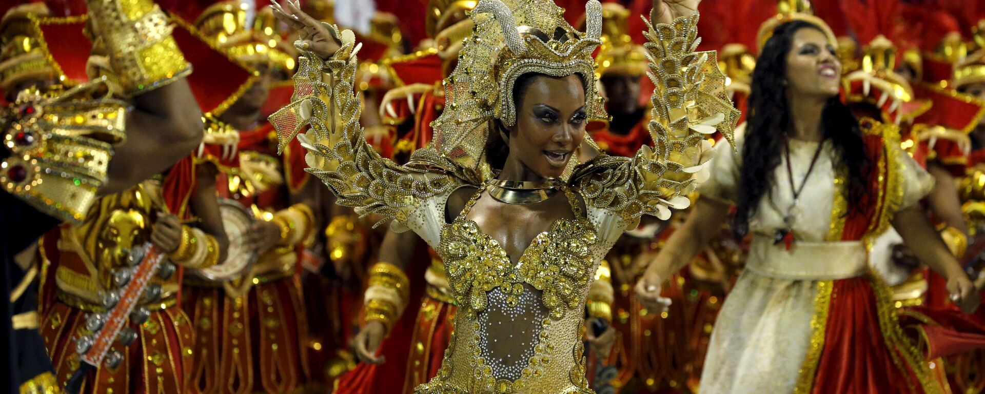 Estacio de Sa samba schooll's Drum Queen Luana Bandeira performs during the carnaval parade at the Sambadrome in Rio de Janeiro's Sambadrome February 7, 2016. - Sputnik Mundo, 1920, 04.10.2021