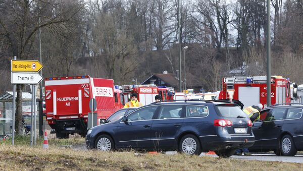 Los bomberos y rescatistas en el sitio de la colisión de trenes en Bad Aibling, Alemania - Sputnik Mundo