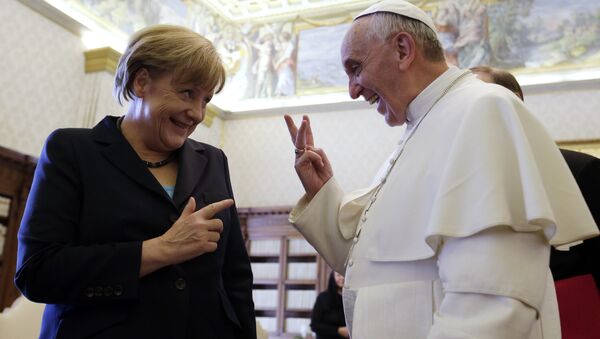 La canciller alemana, Angela Merkel, y el Papa Francisco - Sputnik Mundo