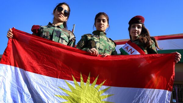 Jóvenes kurdas llevan la bandera de Kurdistán (archivo) - Sputnik Mundo