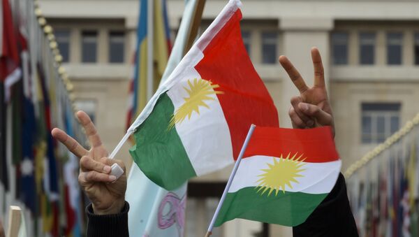 Syrian kurds supporters hold flags of Kurdistan - Sputnik Mundo