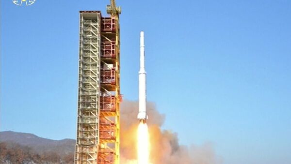 Corea del Norte lanza un misil de largo alcance (archivo) - Sputnik Mundo