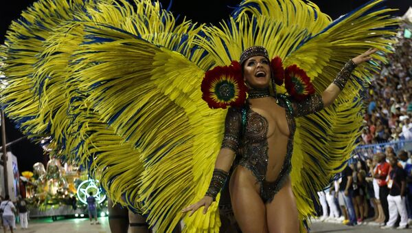 Una participante del Carnaval de Río de Janeiro - Sputnik Mundo