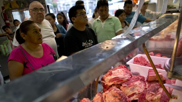 Los compradores de la carne en el mercado de Buenos Aires, Argentina - Sputnik Mundo