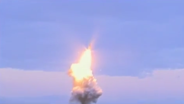 Screenshot del vídeo del lanzamiento de un misil balístico en Corea del Norte - Sputnik Mundo