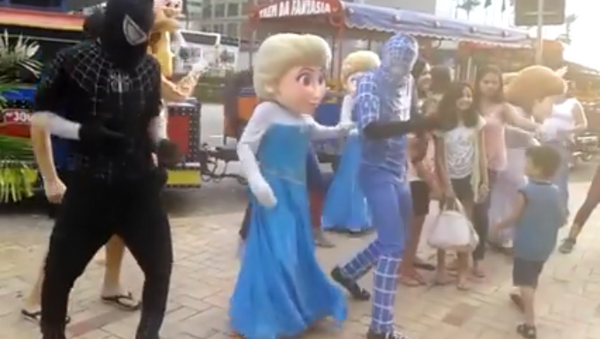 Los personajes de Disney presentes en el carnaval brasileño - Sputnik Mundo