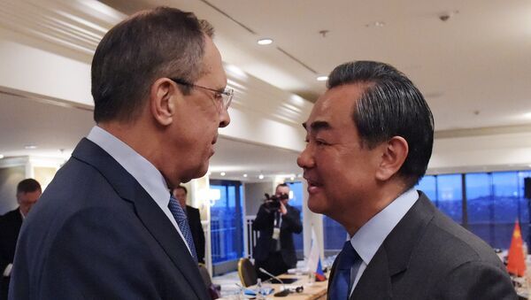 Ministro de Exteriores de Rusia, Serguéi Lavrov y ministro de Exteriores de China, Wang Yi - Sputnik Mundo