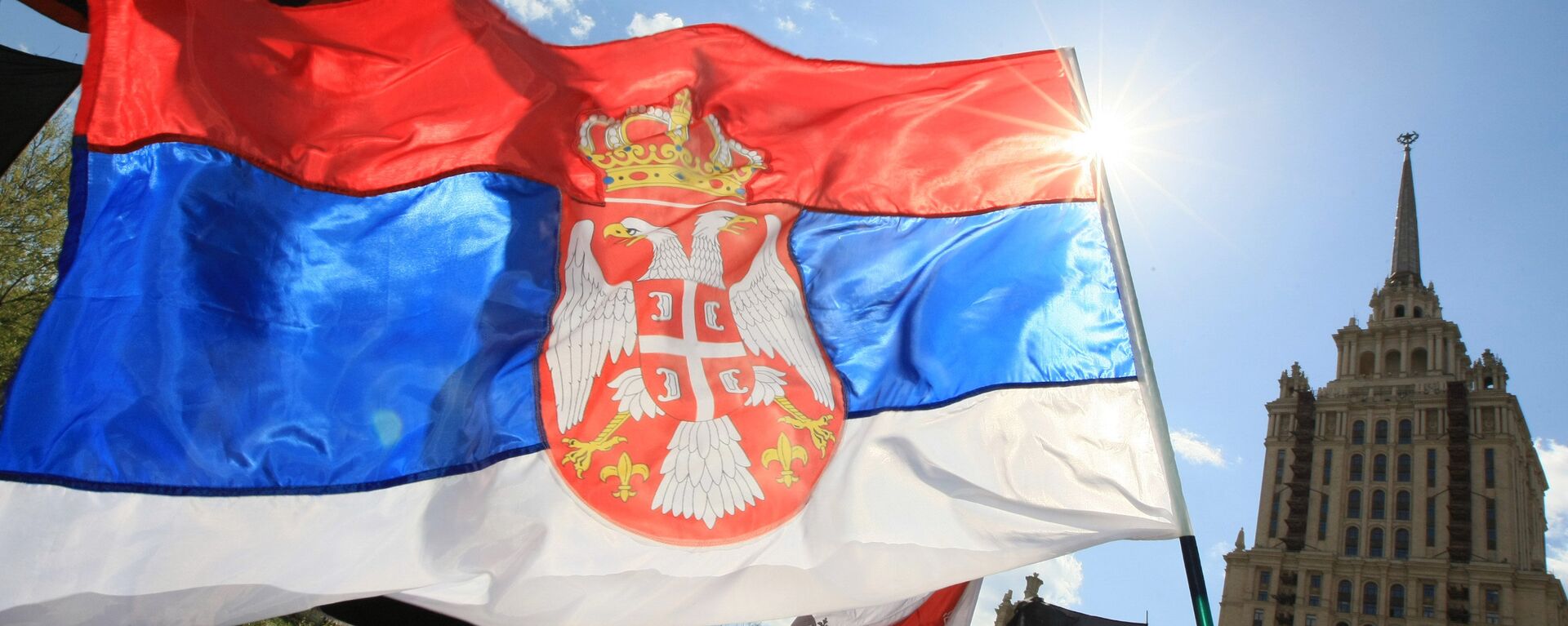 La bandera de Serbia   - Sputnik Mundo, 1920, 01.08.2022