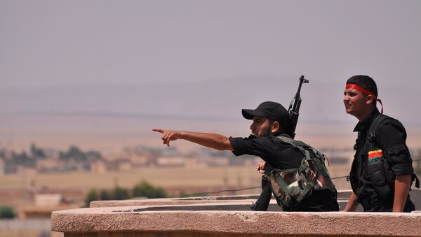 Fighters from the Kurdish People Protection Unit (YPG) monitor the horizon in the northeastern Syrian city of Hasakeh - Sputnik Mundo