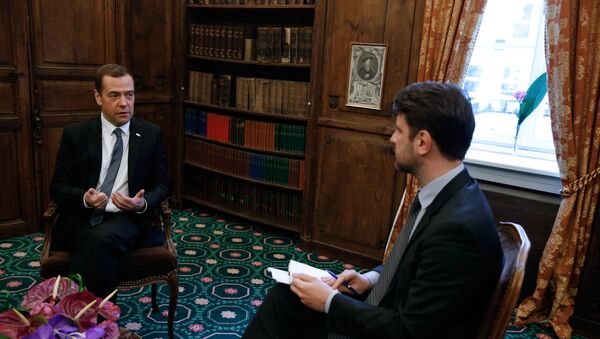 Dmitri Medvédev, el primer ministro de Rusia, en una entrevista con la revista Time - Sputnik Mundo