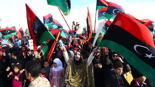 Libyans celebrate in Tripoli's landamark Martyrs square on February 17, 2015 the upcoming fourth anniversary of the Libyan revolution which toppled strongman Moamer Kadhafi - Sputnik Mundo