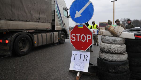 Los activistas ucranianos bloquean los camiones rusos en la región de Lviv, Ucrania - Sputnik Mundo