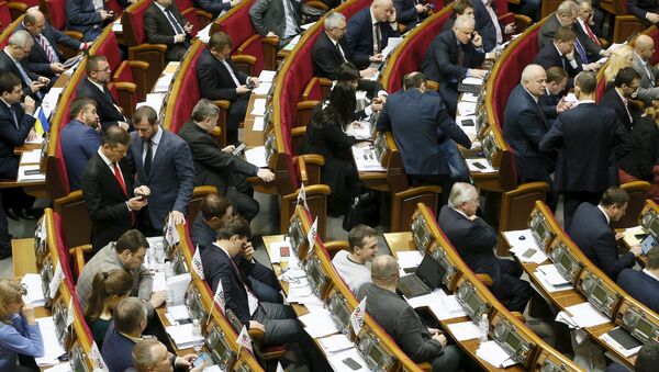 Los diputados ucranianos en una sesión parlamentaria en Kiev, Ucrania - Sputnik Mundo