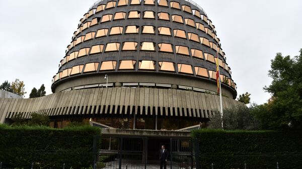 A man stands at the entrance of the Spanish Constitutional court in Madrid - Sputnik Mundo