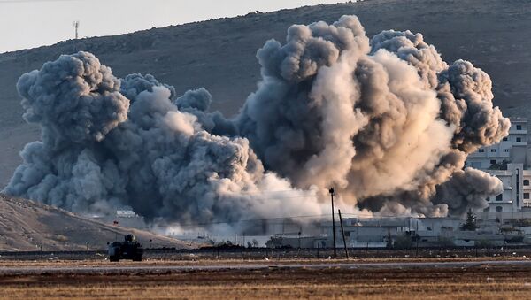 Smoke rises during airstrikes on the Syrian town of Ain al-Arab, known as Kobane by the Kurds - Sputnik Mundo