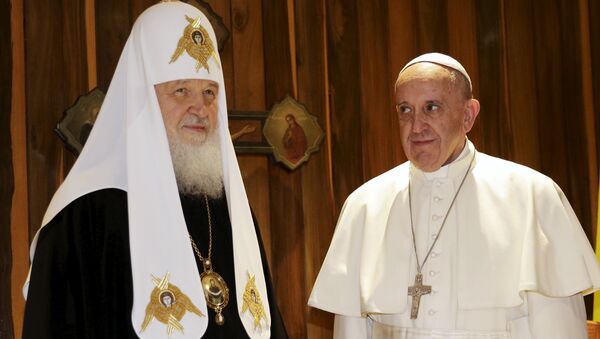 Pope Francis looks at Russian Orthodox Patriarch Kirill during their meeting in Havana - Sputnik Mundo