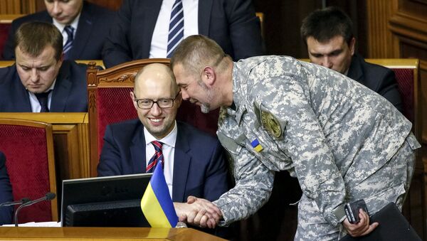 El primer ministro de Ucrania, Arseni Yatseniuk (centro) - Sputnik Mundo