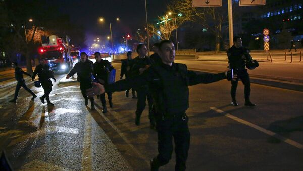 Policías turcos en el lugar del atentado en Ankara - Sputnik Mundo